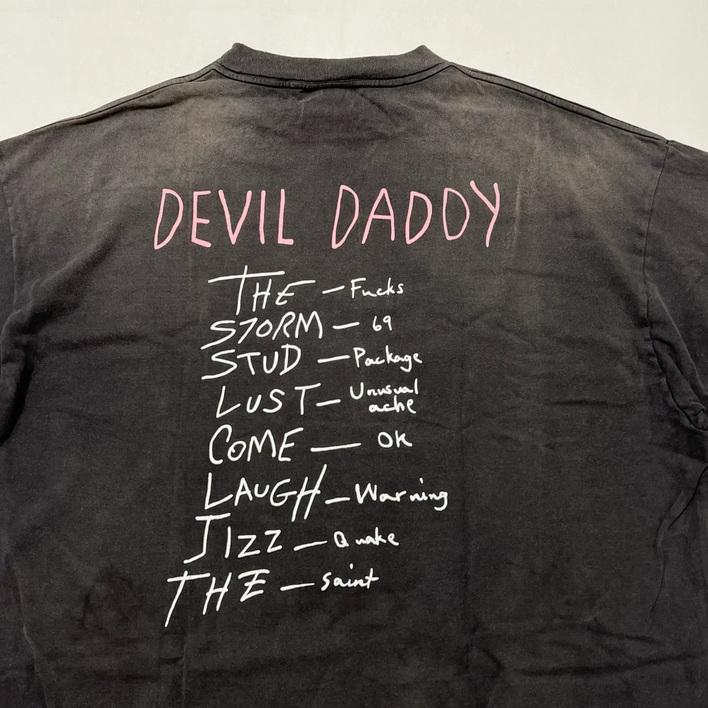 SAINT Mxxxxxx SS TEE/DEVIL DADDY/BLK Virgin Mary retro distressed printed tee, washed black S-XL, this season's hottest item, in order to give you an authentic experience, repeated debugging and polishing in printing and washing, finally meet you, the same old style, the same as the original version, cylindrical side seam OE yarn fabric/completely matched accessories, garment dyeing, heavy washing and water fading, bust bandage fading.